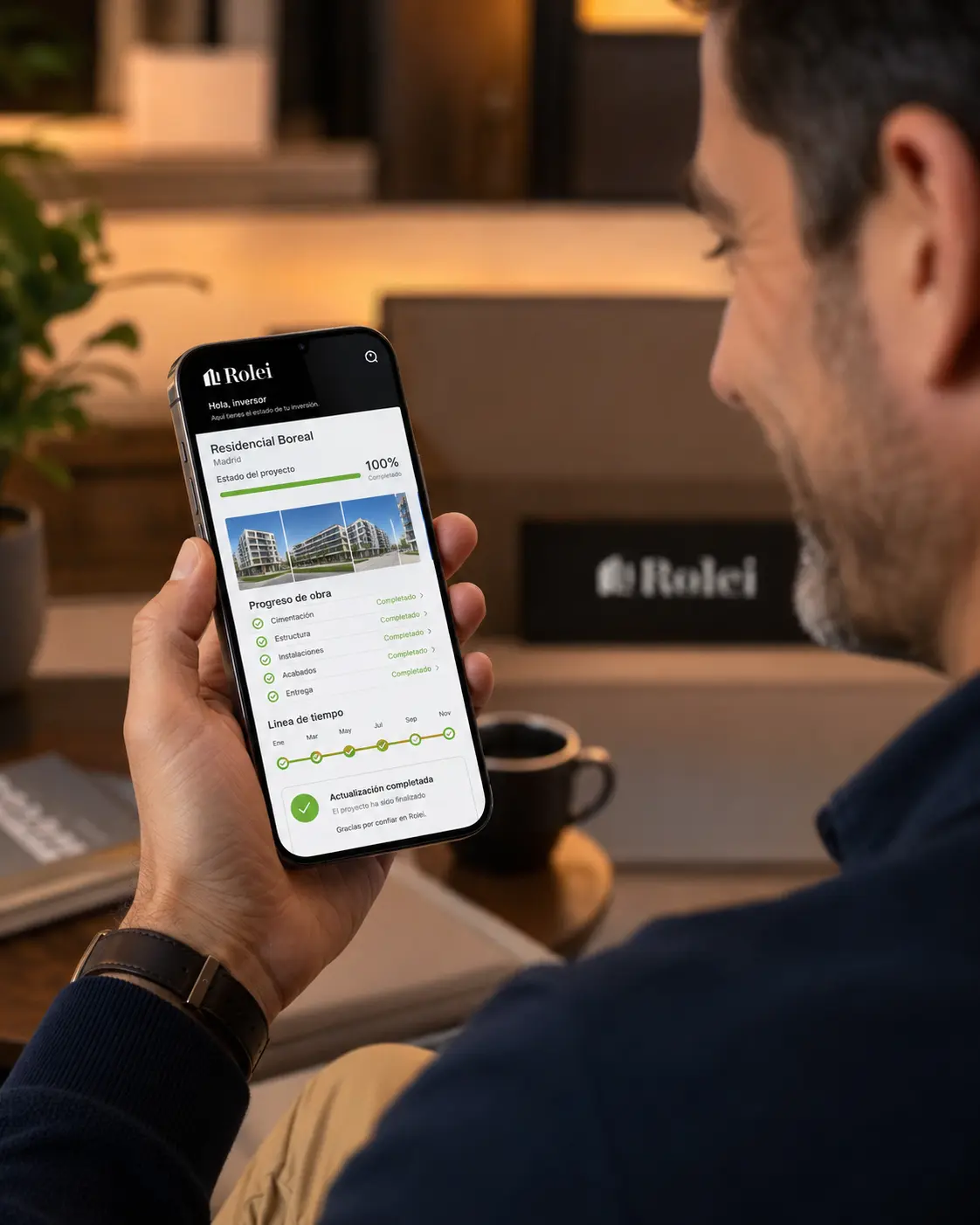 Inversor siguiendo el avance de un proyecto inmobiliario